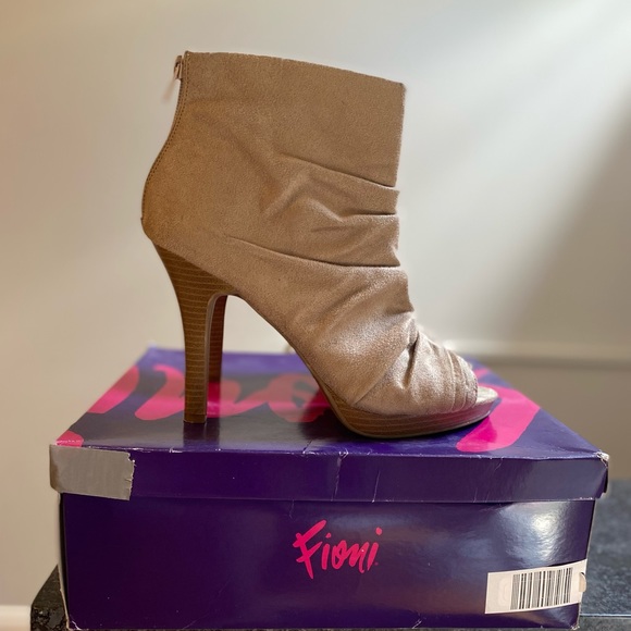 Size 10 Fioni Nichollete peep toe bootie - Picture 1 of 3
